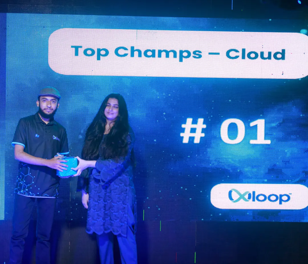 Hunain Parekh receiving Top Champ Award at xLoop Digital